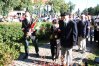 Pod pomnikiem Bohaterów Powstania Warszawskiego u zbiegu ulic Sybiraków i Jagiellońskiej złożono kwiaty i zapalono znicze
