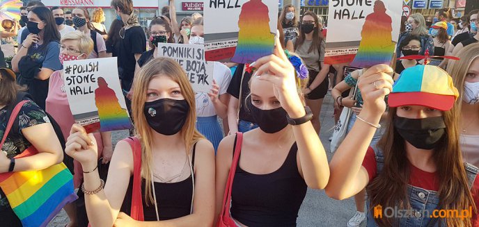 Olsztyn. Ponad setka osób na proteście przeciwko działaniom władzy wobec osób LGBT [ZDJĘCIA, WIDEO]