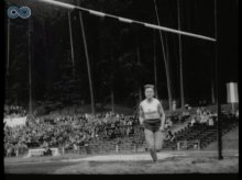 Zawody lekkoatletyczne z 1962 roku. Niezwykłe nagranie ze stadionu leśnego w Olsztynie [WIDEO]