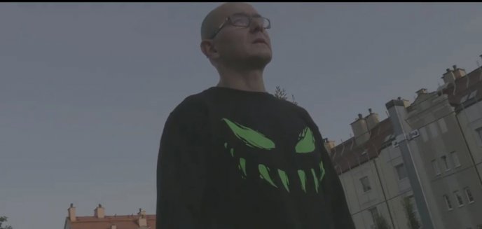 Twórca hitu o olsztyńskich dzikach powraca z nowym klipem [WIDEO]