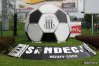 Zdjęcie ilustracyjne / Instalacja piłkarska przed stadionem miejskim w Nowym Sączu