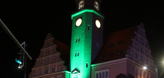 Ratusz podświetlony na zielono. Olsztyn wsparł 17 mln dzieci