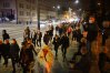 Młodzież chodzi po centrum miasta oraz okolicznych osiedlach. Za nimi spore siły policyjne