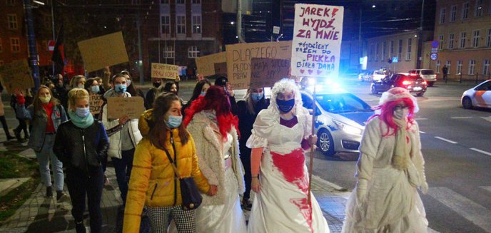 Artykuł: Strajk Kobiet. Białe damy i karawan podczas sobotniego protestu w Olsztynie [ZDJĘCIA]
