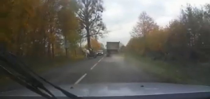 Artykuł: Niebezpieczny ładunek ciężarówki. Kamienie i ziemia spadły wprost na auto policjanta z Ostródy [WIDEO]