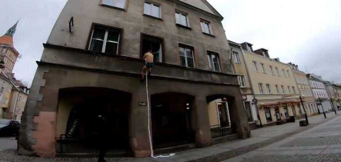 Mężczyzna w samych majtkach ucieka przez okno na olsztyńskiej starówce. Kochanek? [WIDEO]