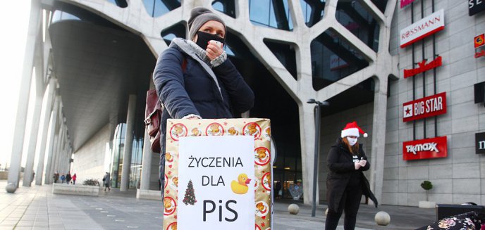 Artykuł: Olsztyński Strajk Kobiet. Happening ''Mikołajki - Wypi***alajki'' przed największą galerią w Olsztynie [ZDJĘCIA]