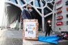 Pod Galerią Warmińską przedstawicielki Olsztyńskiego Strajku Kobiet zbierały życzenia dla Prawa i Sprawiedliwości