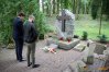 Kacper Kozłowski, Michał Woźnica i Michał Zarecki złożyli we wrześniu kwiaty pod lapidarium poświęconym pochowanym w Kortowie