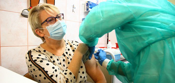 Pierwsza osoba w Olsztynie została zaszczepiona przeciwko Covid-19 [ZDJĘCIA]