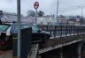 Saab zatrzymał się na barierkach