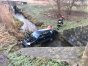 Strażacy z OSP Klebark Wielki w środę wyciągnęli z rzeki samochód w miejscowości Silice