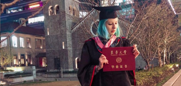 Weronika Truszczyńska, niebieskowłosa vlogerka z Lubawy, uzyskała dyplom uniwersytetu szanghajskiego