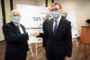 Marszałek województwa Gustaw Marek Brzezin przekazał prezydentowi Olsztyna Piotrowi Grzymowiczowi czek na przebudowę hali Urani