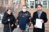W poniedziałek pod siedzibą SM Jaroty odbyła się konferencja prasowa, w której uczestniczyli pani Paulina, pan Kamil i Łukasz Michnik. Niepełnosprawne małżeństwo może zostać wyeksmitowane przez władze spółdzielni