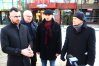 Działacze Konfederacji: Konrad Sajkowski (pierwszy z lewej) oraz Andrzej Wyrębek (pierwszy z prawej) na Starym Mieście w Olsztynie opowiedzieli o wsparciu przedsiębiorców a także zaapelowali o otwarcie gospodarki