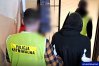 38-latek prowadzony przez policjantów