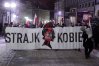 Piątkowy "Strajk Kobiet" w Olsztynie zgromadził blisko setkę osób. Na czele pochodu uczestnicy nieśli wielki napis "Strajk Kobiet"