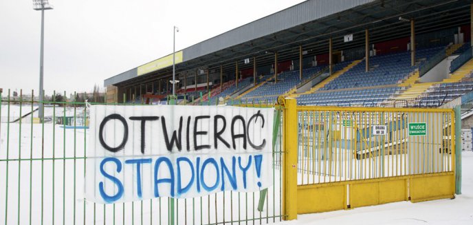 Kibice chcą wrócić na trybuny. W Olsztynie wywiesili transparent na stadionie [ZDJĘCIA]