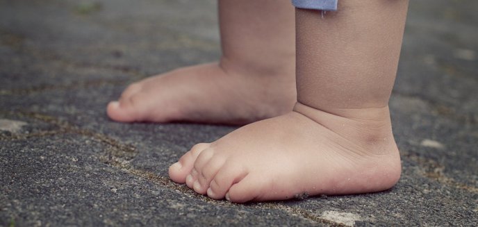 Ten widok wprawił świadków w osłupienie. 4-letnie dziecko na mrozie szło ulicą w samej piżamie i bez butów