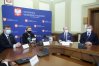 W urzędzie wojewódzkim odbyła się konferencja na temat pomocy przedsiębiorcom w ramach tzw. tarcz branżowej i antykryzysowej. Udział wzięli wojewoda Artur Chojecki, Olga Semeniuk, sekretarz stanu MRPIT, wicewojewoda Aleksander Socha czy Jerzy Gosiewski i 