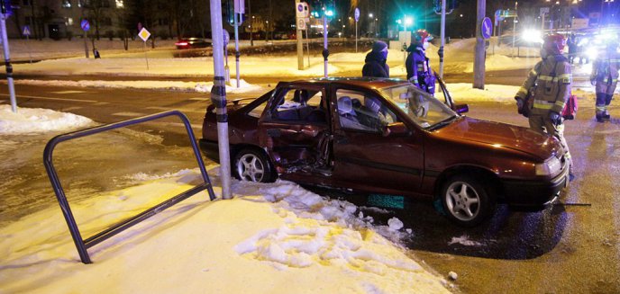 Artykuł: Groźne zdarzenie drogowe pod znanym salonem samochodym w Olsztynie [ZDJĘCIA, WIDEO]