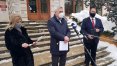 Działacze Prawa i Sprawiedliwości (Iwona Arent, Jerzy Szmit, Wojciech Kossakowski) powiedzieli na konferencji prasowej o środkach pieniężnych przeznaczonych na inwestycje dla województwa warmińsko-mazurskiego