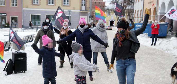 ''One Billion Rising'' w Olsztynie. Tańczyły, aby sprzeciwiać się dyskryminacji kobiet [ZDJĘCIA, WIDEO]