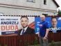 Szczepan Worobiej na tle plakatów wyborczych