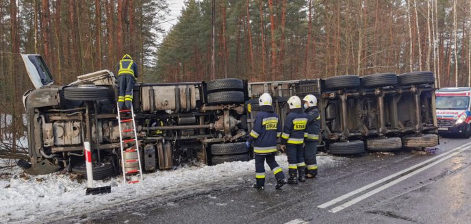 Ciężarówka wywróciła się na DK 58 pod Olsztynkiem [ZDJĘCIA]