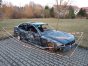 Wrak bmw został przeniesiony 200 metrów dalej na parking. Tymczasem policjanci złapali właściciela auta i osadzili go w areszcie