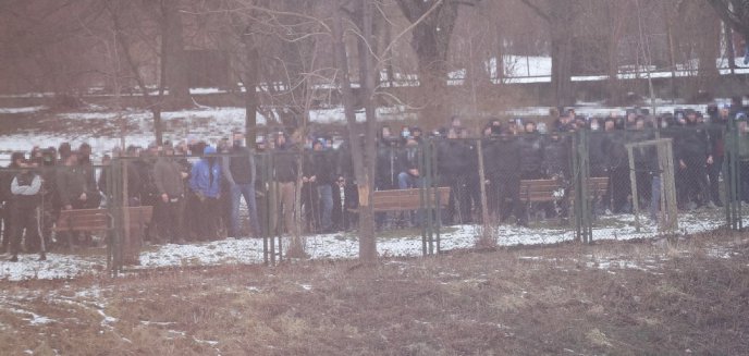 Artykuł: Tłum kibiców Stomilu Olsztyn protestował pod stadionem. Interweniowała policja [ZDJĘCIA]