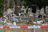Na cmentarzu przy ul. Poprzecznej nieznani sprawcy zdemolowali kilkadziesiąt dziecięcych nagrobków. Policja ustala, kim byli przestępcy