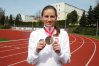 Aleksandra Lisowska z medalem za pierwsze miejsce podczas mistrzostw Polski w maratonie, które odbyły się w Dębnie
