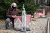 Henryk Drajer z miniaturowym olsztyńskim ratuszem
