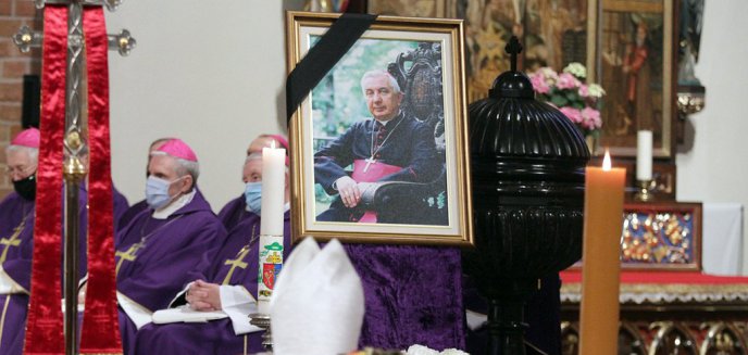 Artykuł: W olsztyńskiej katedrze pochowano arcybiskupa seniora Wojciecha Ziembę [ZDJĘCIA]