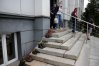 Buty z kwiatami przy wejściu do budynku Wydziału Sztuki UWM