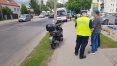 Aby uniknąć najechania na przeszkodę, 47-letni kierujący motorowerem gwałtownie skręcił, uderzył w krawężnik i przewrócił się