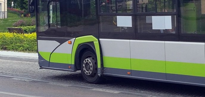 Artykuł: Kolizja w centrum Olsztyna. Chevrolet uszkodził autobus komunikacji miejskiej [ZDJĘCIA]