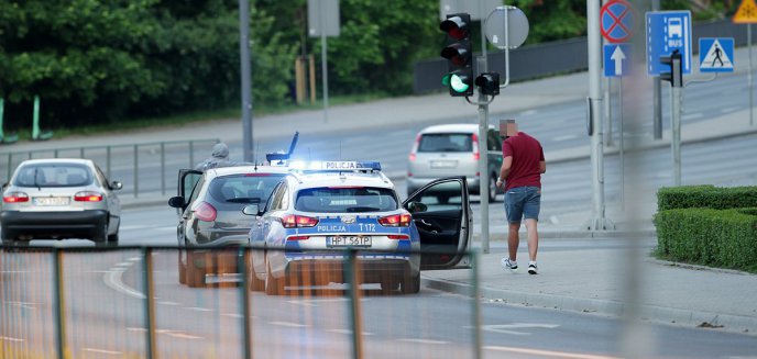 Akcja policji na ul. Niepodległości w Olsztynie. Kierowca forda przyznał się, że... wypił 8 piw [ZDJĘCIA]