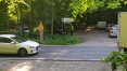 Uczestnicy kolizji na leśnym parkingu