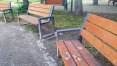 Na skwerze "Galeria pod chmurką" nie można usiąść na ławce, gdyż są one pokryte m.in. ptasimi odchodami