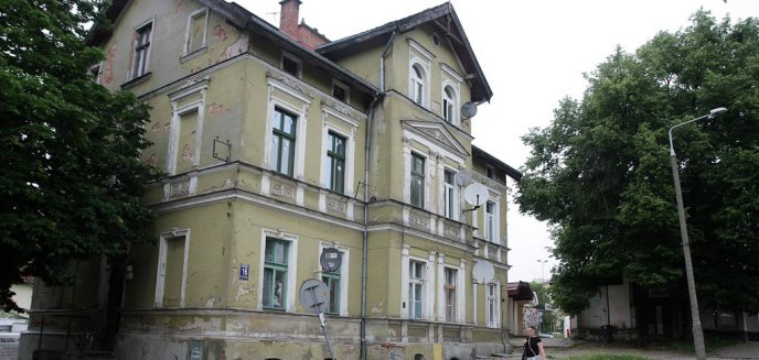 Artykuł: Trzydziestokilkulatek chciał skoczyć z I piętra budynku przy ul. Kolejowej w Olsztynie