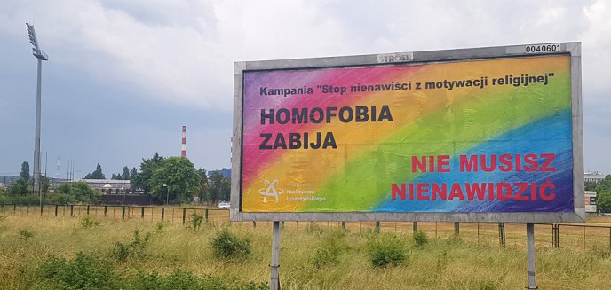 Artykuł: ‘’Homofobia zabija’’ na banerze przy stadionie, na którym gra Stomil