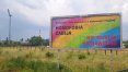 Baner kampanii „Stop nienawiści z motywacji religijnej” zawieszono niedaleko stadionu przy al. Piłsudskiego