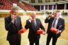 Piotr Grzymowicz, Gustaw Marek Brzezin i Sławomir Nowak otrzymali symboliczne telefony, aby kontaktować się ze sobą w czasie przebudowy Uranii
