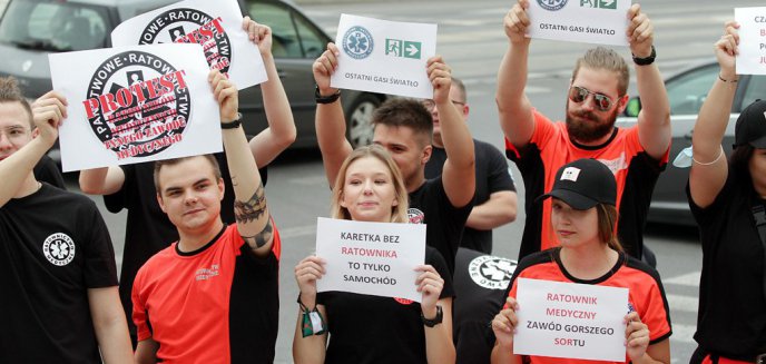 Artykuł: Protest ratowników medycznych w Olsztynie: ''Czas pandemii bohaterzy, po pandemii już frajerzy'' [ZDJĘCIA, WIDEO]