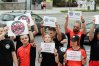 Ratownicy medyczni podczas protestu domagają się m.in. wyższych zarobków, wskazują też na braki w kadrach