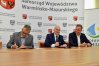 Marszałek Gustaw Marek Brzezin podpisał umowy z przewoźnikami, którzy będą realizować kursy na nowych liniach