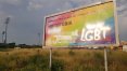 Zniszczony banner przy al. Piłsudskiego w Olsztynie
